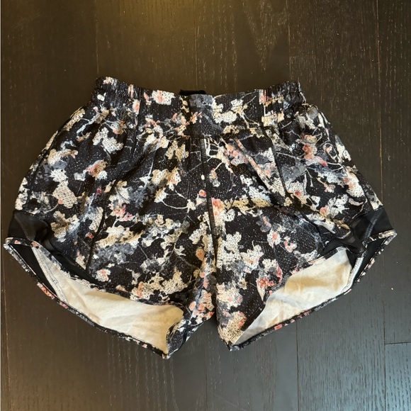 VINTAGE LULULEMON - Hotty Hot Short II Long 4” in Spring Bloom (RARE) - Picture 2 of 5